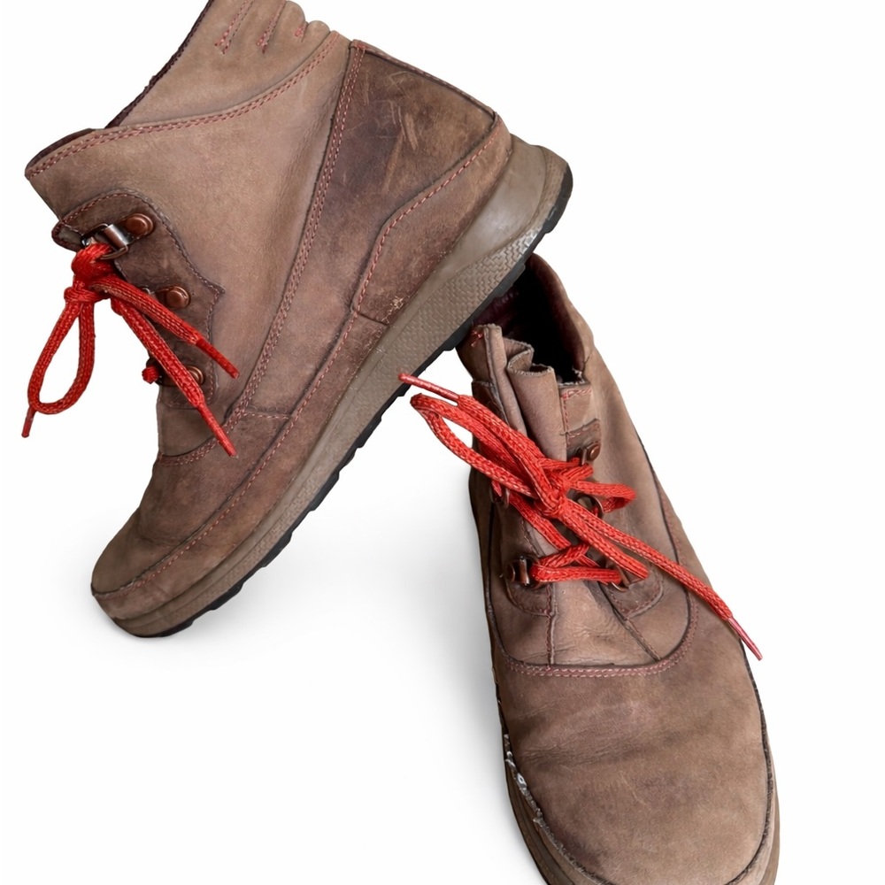 Women’s Chaco Brown Leather Lace-Up Boots with Red Laces